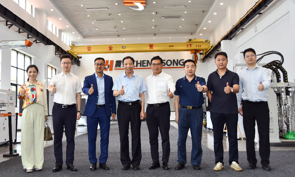 震雄集团高层陪同深圳市企业联合会领导参观研发中心
