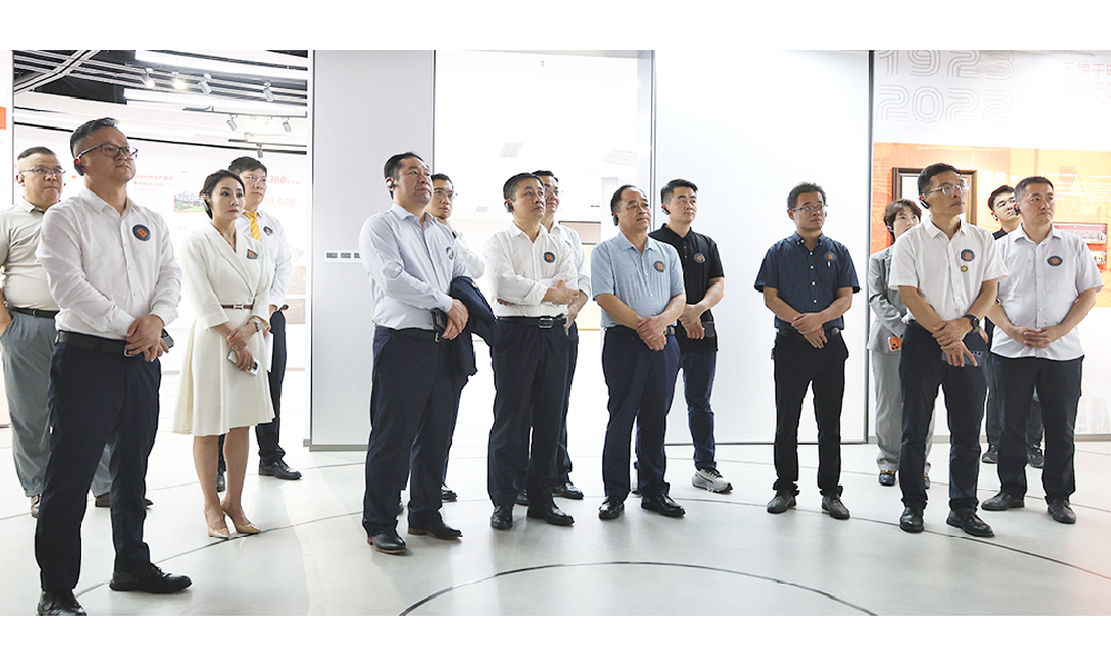 总会一行参观震雄、企业展厅