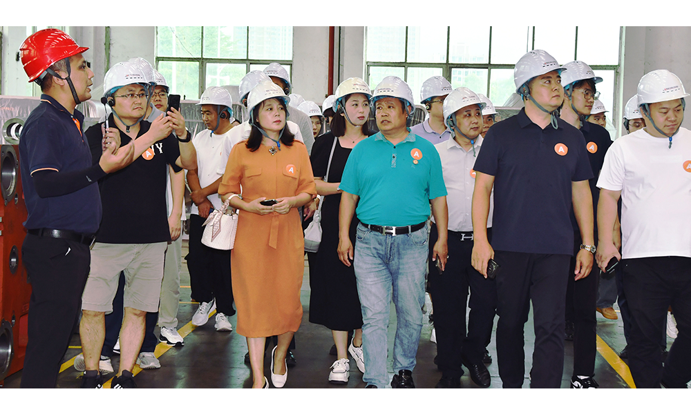 总会一行参观震雄生产车间