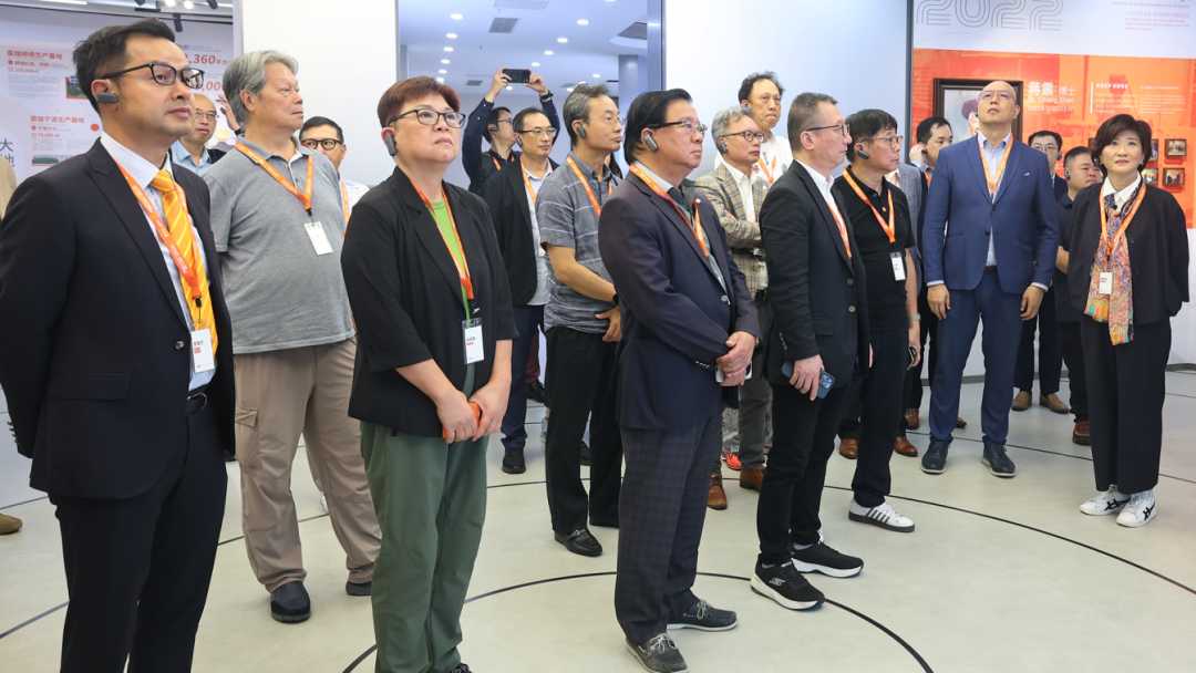 考察团一行在震雄文化展厅 考察团一行在震雄文化展厅