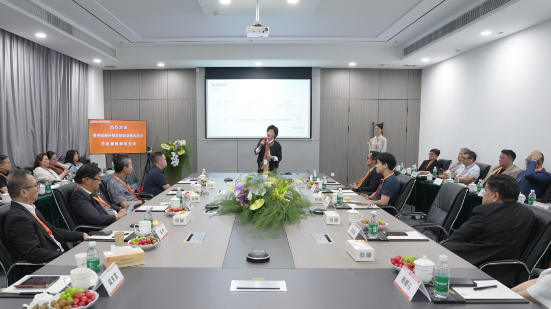 考察团与震雄高管热烈交流 考察团与震雄高管热烈交流
